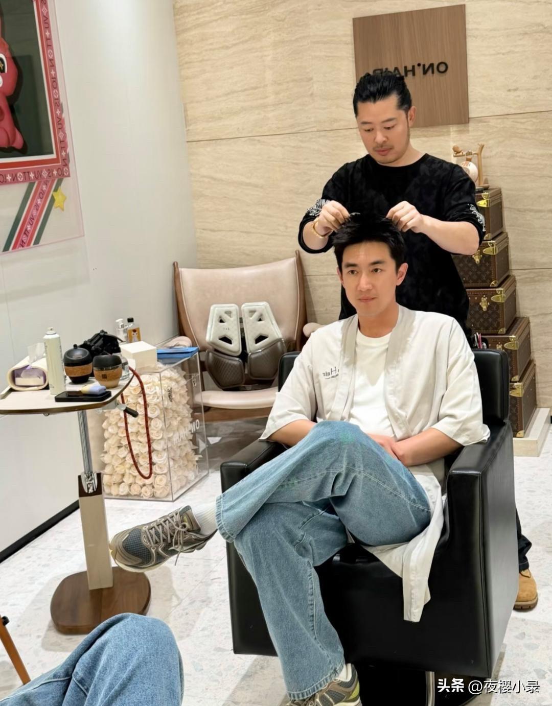 38岁林更新在广州一家理发店剪头发，有钱人去理个发，都是花钱请专业的造型师做发型