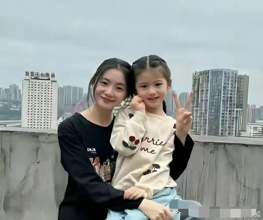 刘浩存旁边小女孩是谁？非常可爱