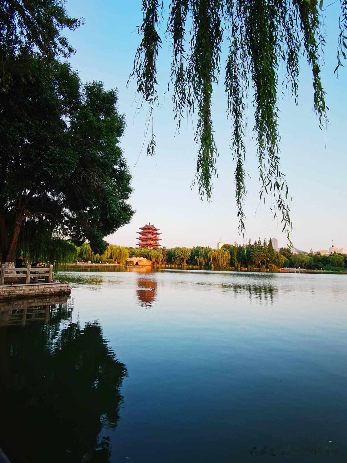 你以为这是劝你想开点，其实这是在教你怎么给自己续命。
不是让你当个好人，是让你当
