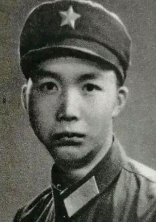 一团烂泥从山坡上往营地挪。哨兵端着枪走近，才看出来——那是个人。全身没一块好肉，