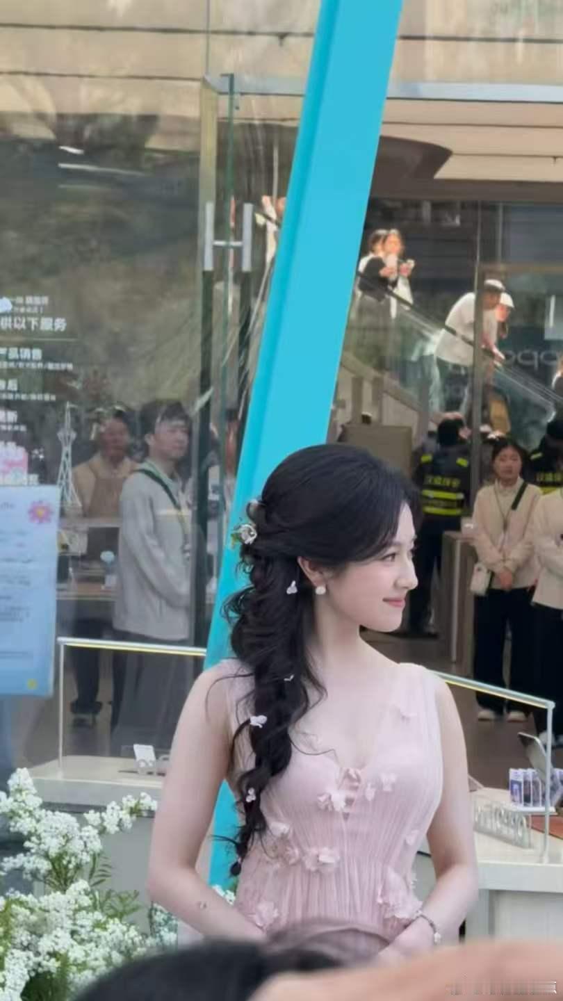 李兰迪春日粉纱花仙子李兰迪春日花仙子造型活动现场状态满分，浅粉裙装搭配编发，温柔