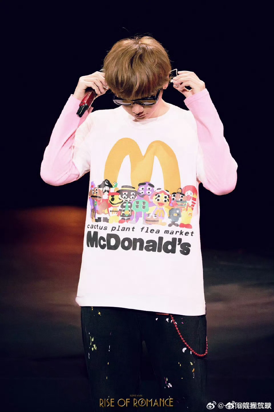 汪苏泷你怎么把人素龙顺走了汪苏泷主打一个见“龙”眼开！台上唱着情歌深情款款，下台