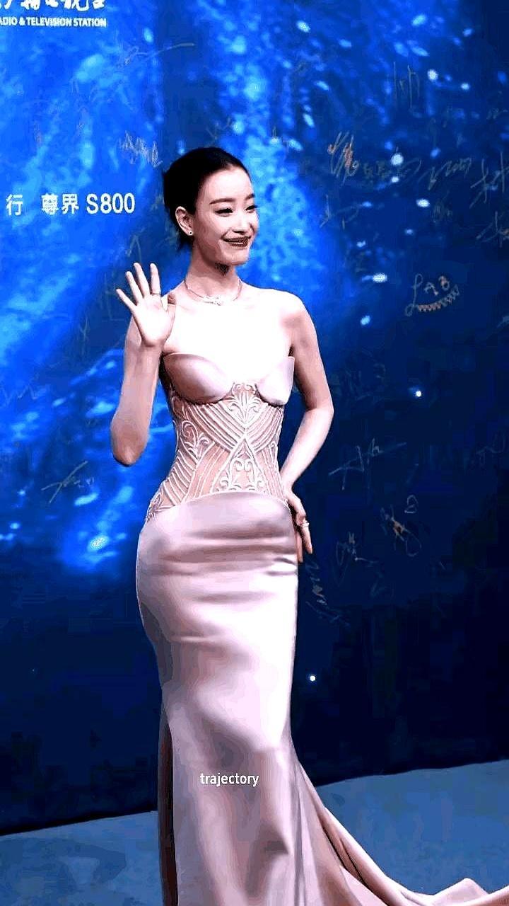倪妮在红毯上那些“左右不对称”的尴尬，其实是大众对名利场最深的一场误读。
 
当