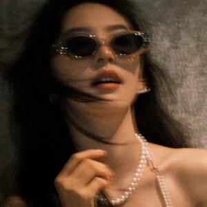 松林中静思的隐士