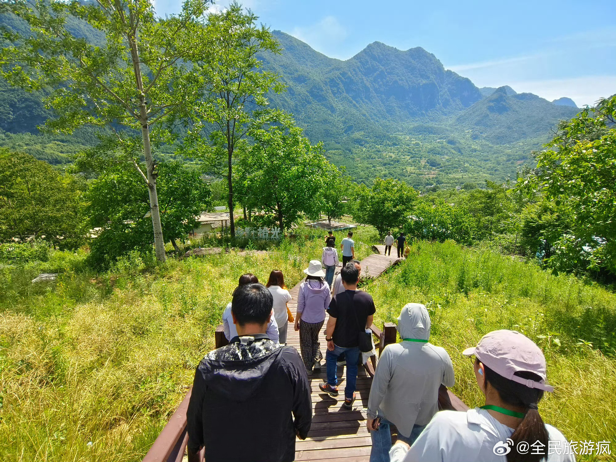 甘肃两当县庭院焕新记 【微景观：乡土记忆的当代表达】 石磨、陶罐、老木桩、竹篱笆