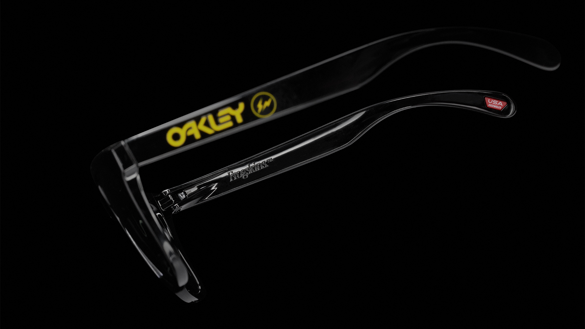 经常给潮流单品盖戳的同学都知道：遇事不决加水贴。。。说起来简单，但是这个配色和平