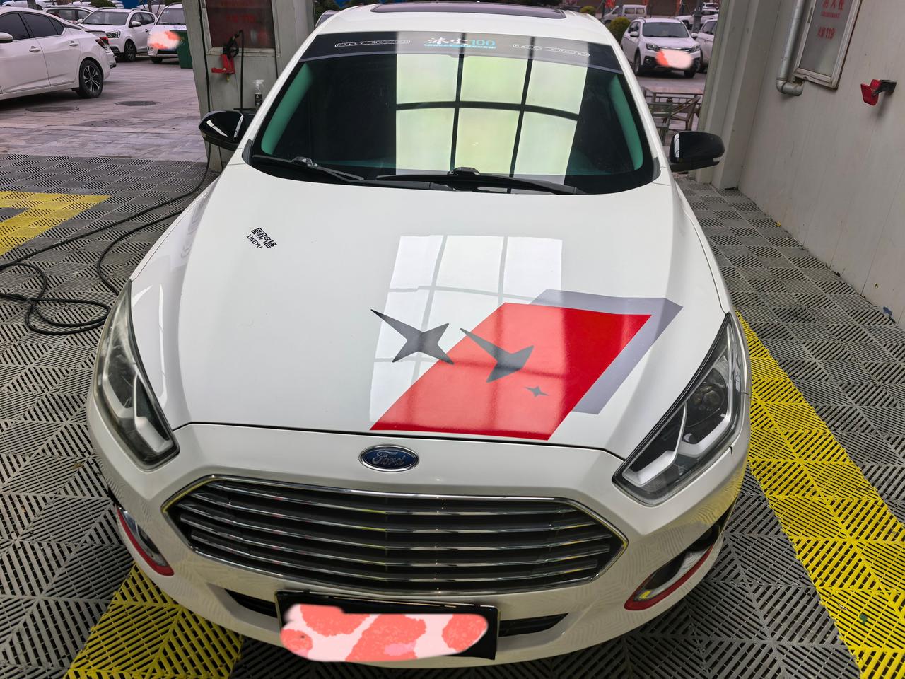 《飞驰人生3》赛道上那一身拉花的赛车画面🏁，真的很容易把人带进改装的情绪里。