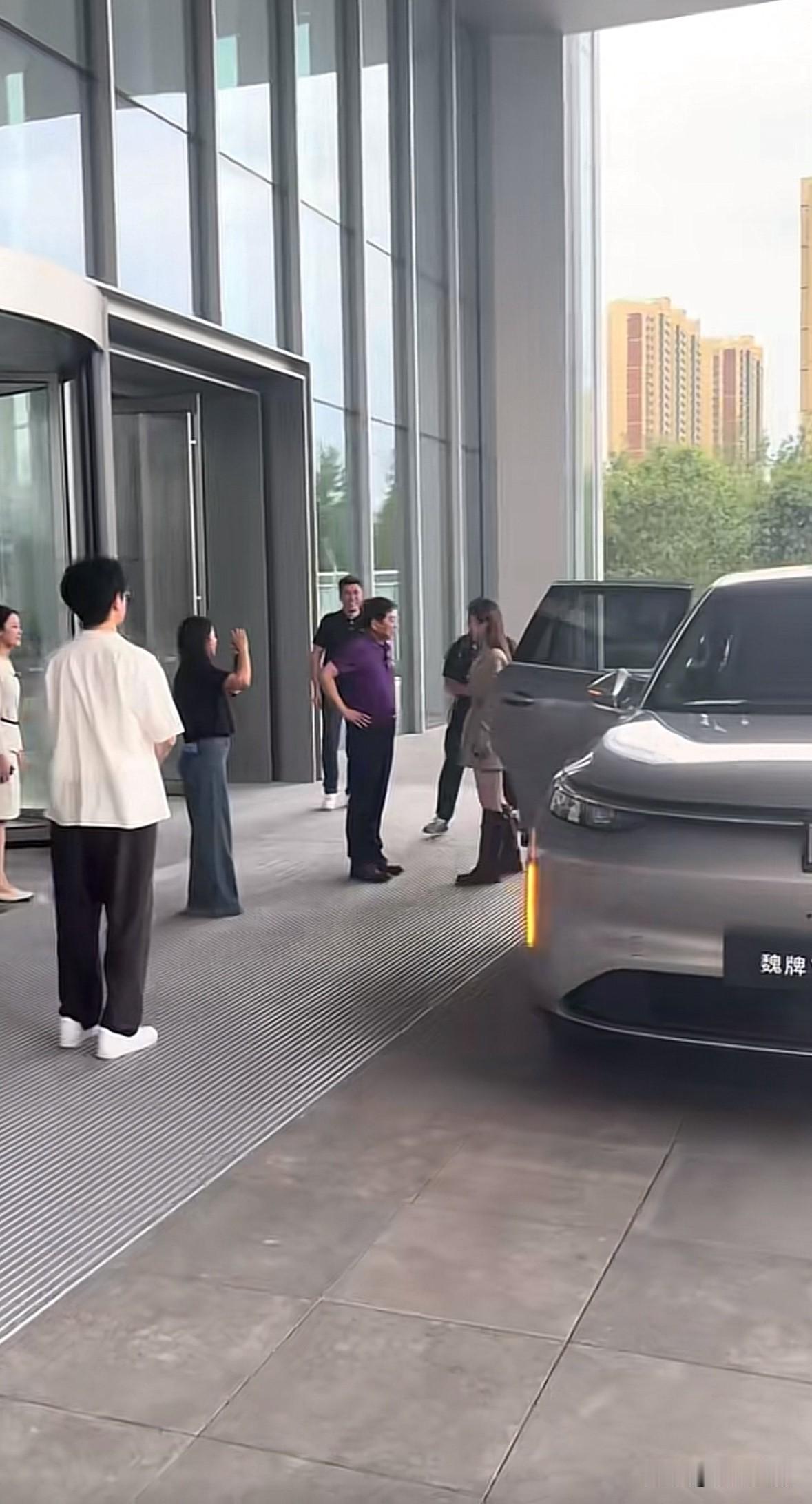 奥运冠军陈梦现身保定爱情广场，魏建军亲自下楼接待，还提了魏牌V9X，举办交车仪式