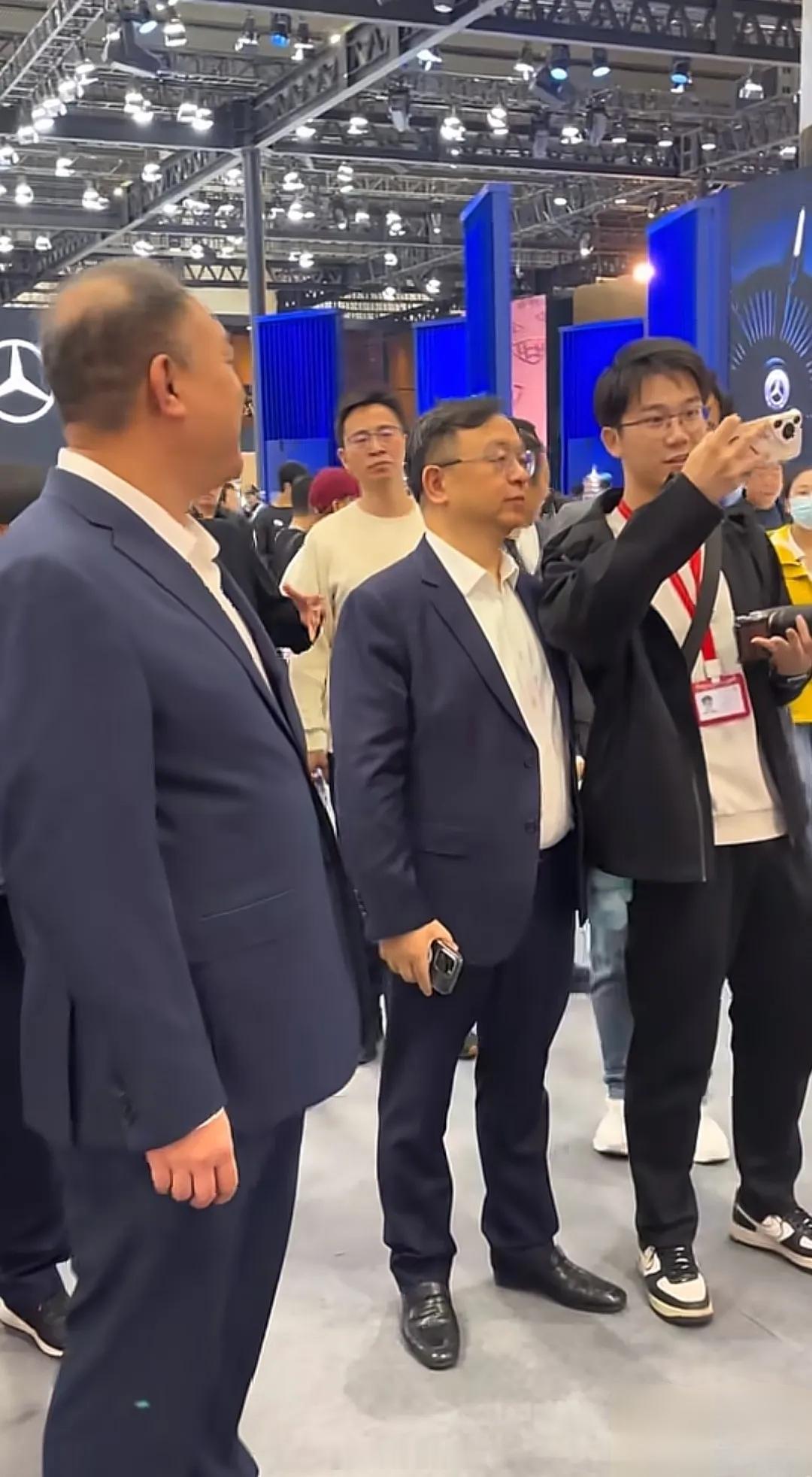 王传福用的iPhone也戴手机壳 