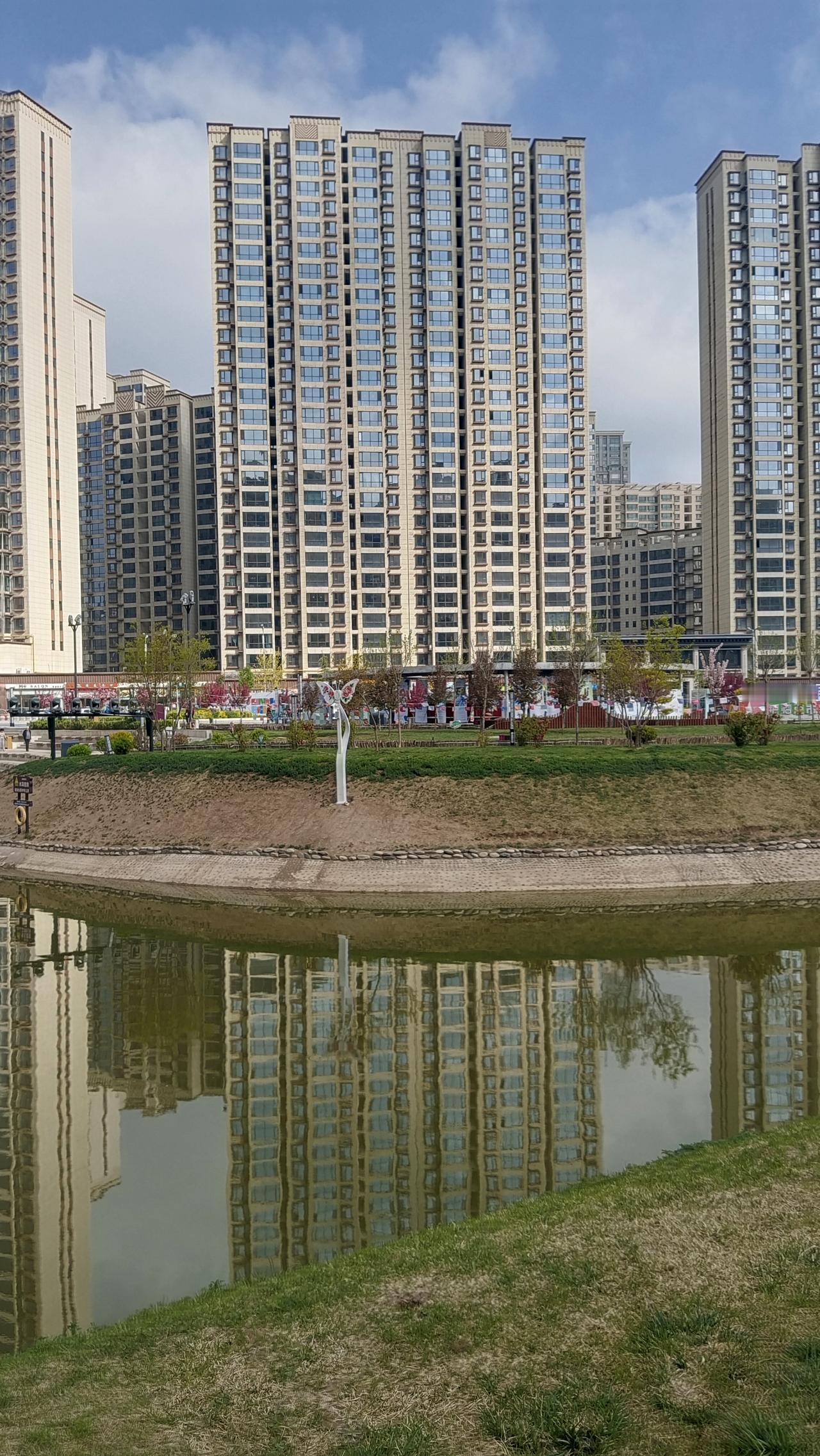 晒图笔记大赛 湖面倒影着高楼，风景真美。