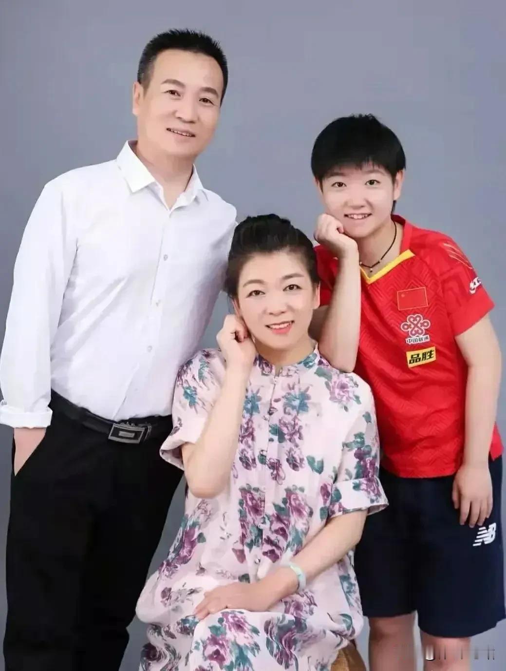 孙颖莎和爸爸孙东明长得简直一模一样，孙东明河北衡水人，他不仅是中国乒乓球运动员孙