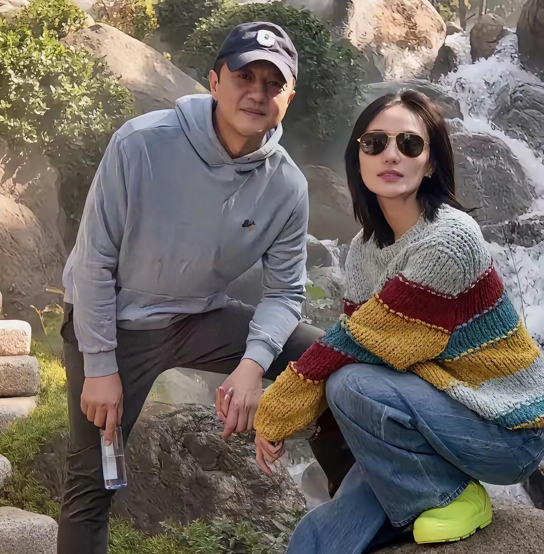 李亚鹏离婚
此时此刻最开心的人
绝对就是他的女儿李嫣了，因为她现在又是真正享受到