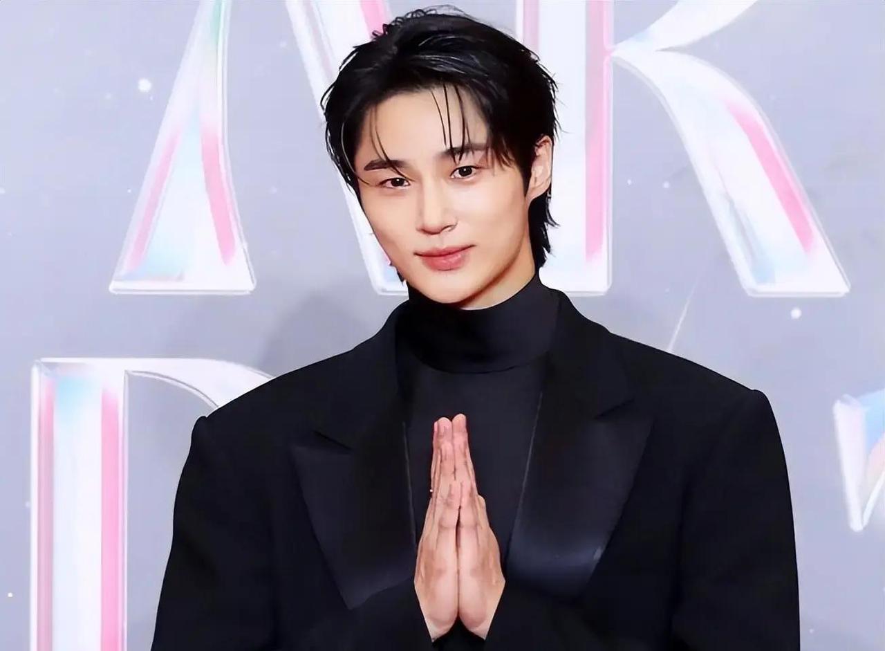 韩国人气演员边佑锡最近暖心举动又上热搜了！他给一位从自己模特出道时就默默支持的第