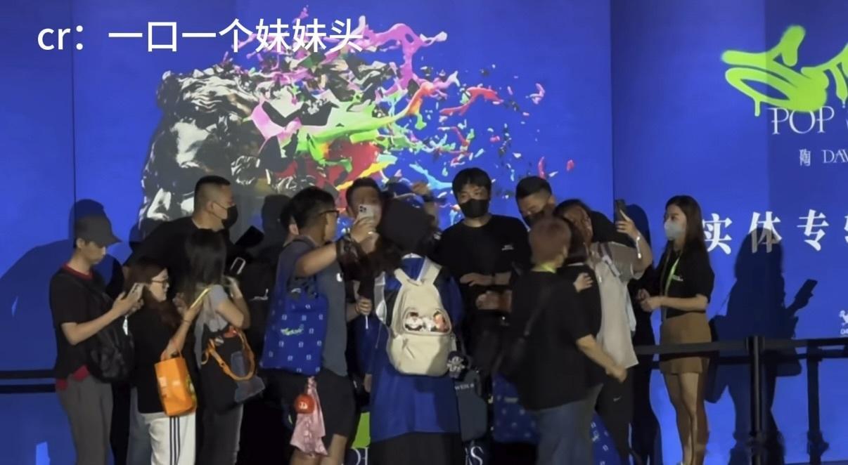 陶喆给毕业歌迷拨穗了 毕业和追星在同一天的快乐谁懂啊！新专辑签唱会天津站现场，D