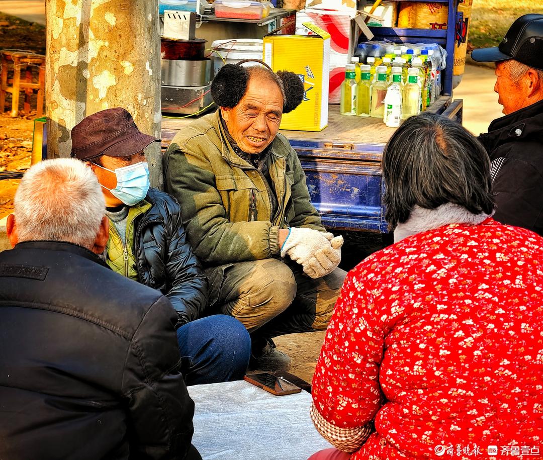 山西平陆天鹅湖，为游客服务的村民