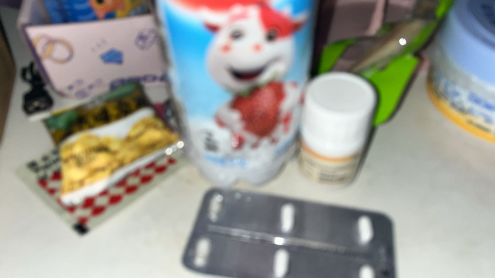 懒得去接水 拿了一瓶牛奶 准备吃药 结果拿来 边喝边玩手机 牛奶喝完了才想起来我