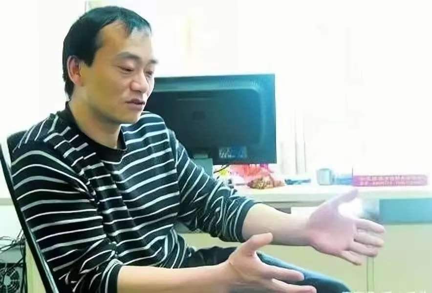 1995年，一名韩国女老板走进车间，她威胁120多名中国员工：“全部跪下，不跪的