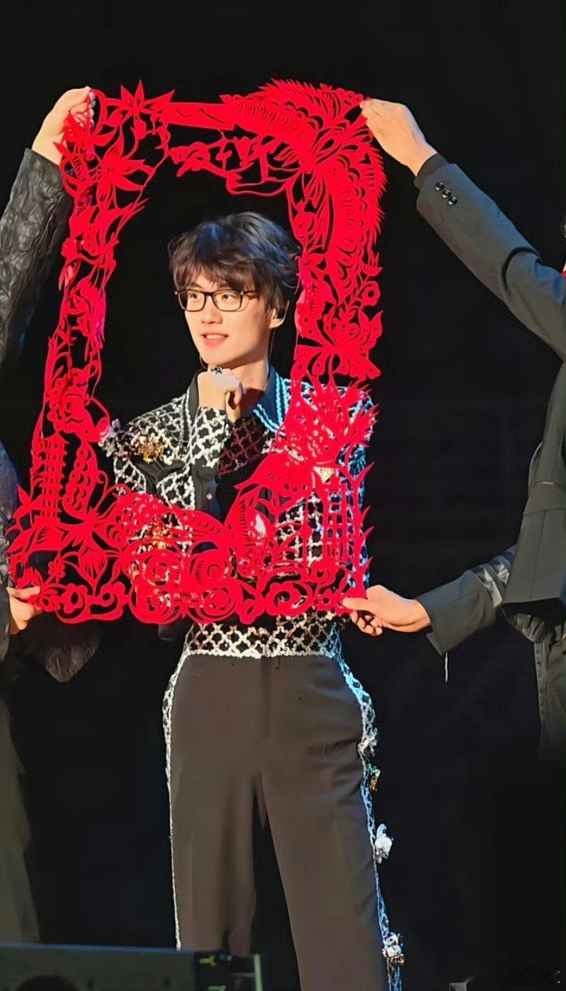 剪纸画里的许嵩许嵩剪纸画造型太惊艳！非遗剪纸框柱的不仅是画面，更是千年文化底蕴。