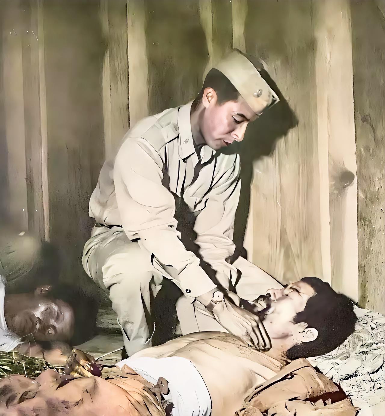 1944年，腾冲，一名被注射了细菌的日军士兵，正在接受美国军医的检查。这名被俘的