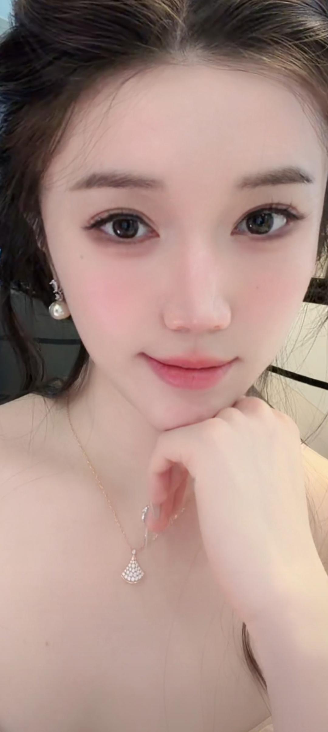 这位小姐姐正在摆pose拍照。