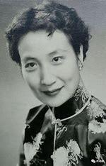 关肃霜（1929年-1992年3月6日），出生于湖北汉口，原名关大毛，京剧表演艺