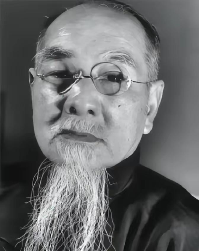 1936年，蒋介石西安脱险后，在南京下飞机，何应钦第一个上去迎接，谁知蒋介石却绕
