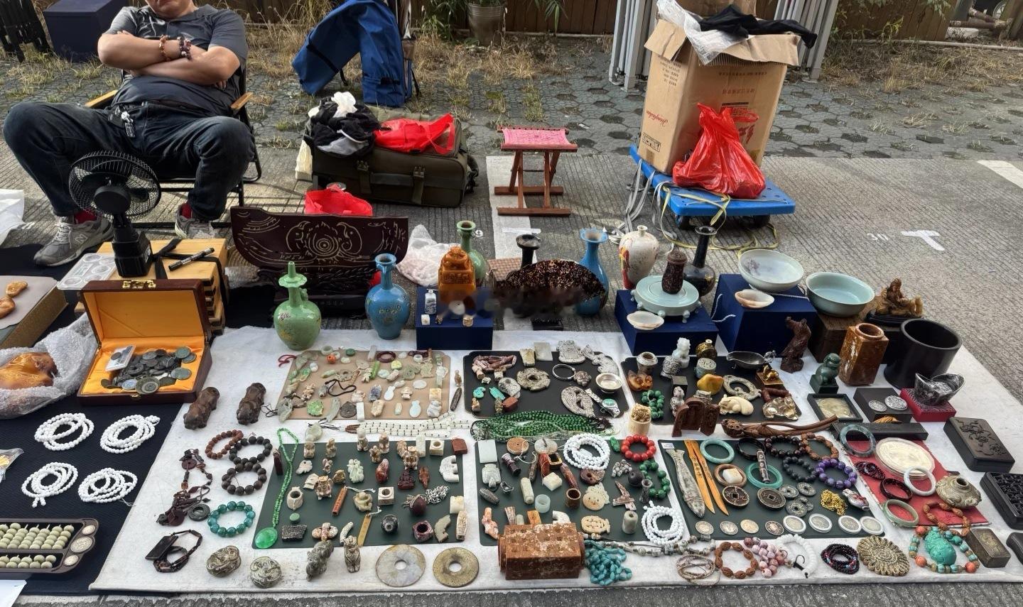 宁波的古玩早市，在兴宁路茶城，双休日早上。其实也是工艺品居多。 