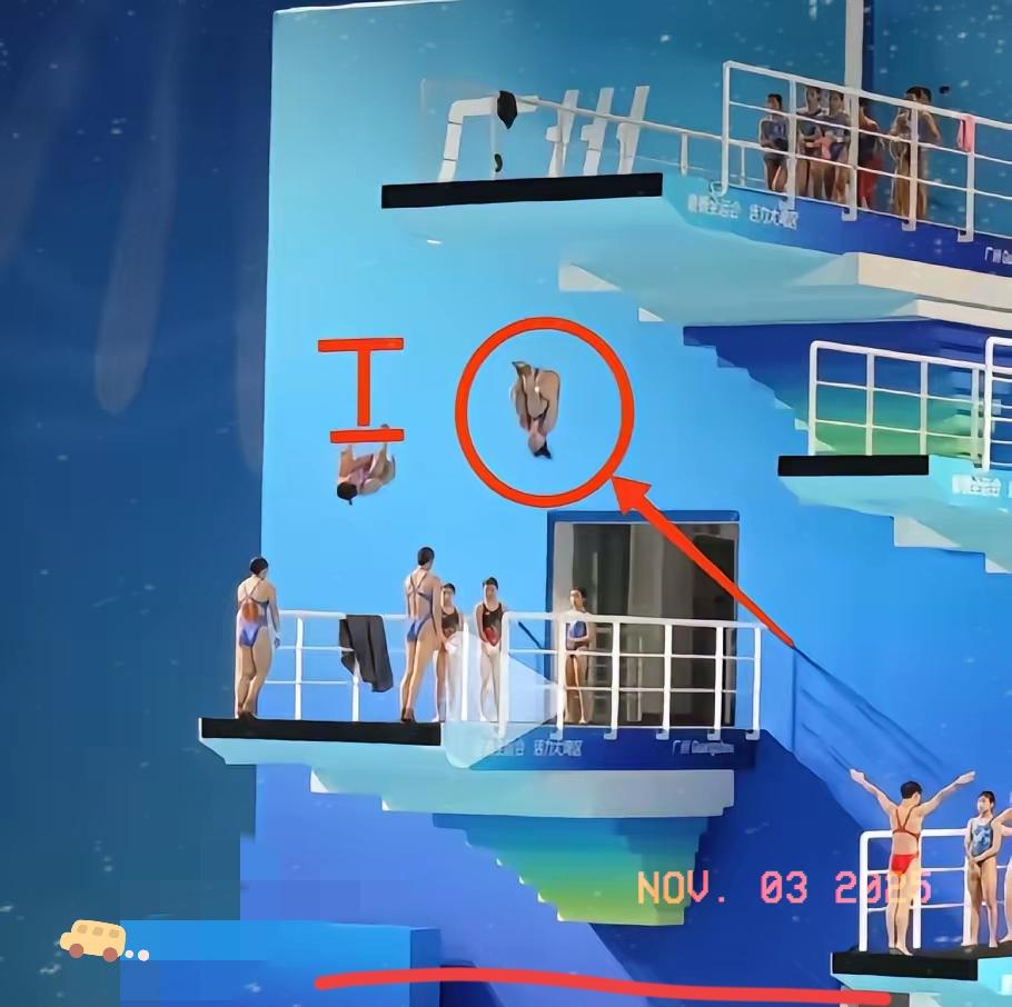 全红婵最牛的一点就是，
核心力量极其恐怖。
明明体重比搭档大，却比搭档
跳得高，