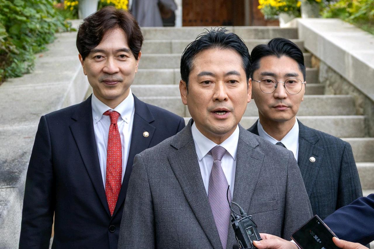 韩国媒体消息，国民力量党代表张东赫猛烈抨击韩国政府10·15房地产对策，指责左翼