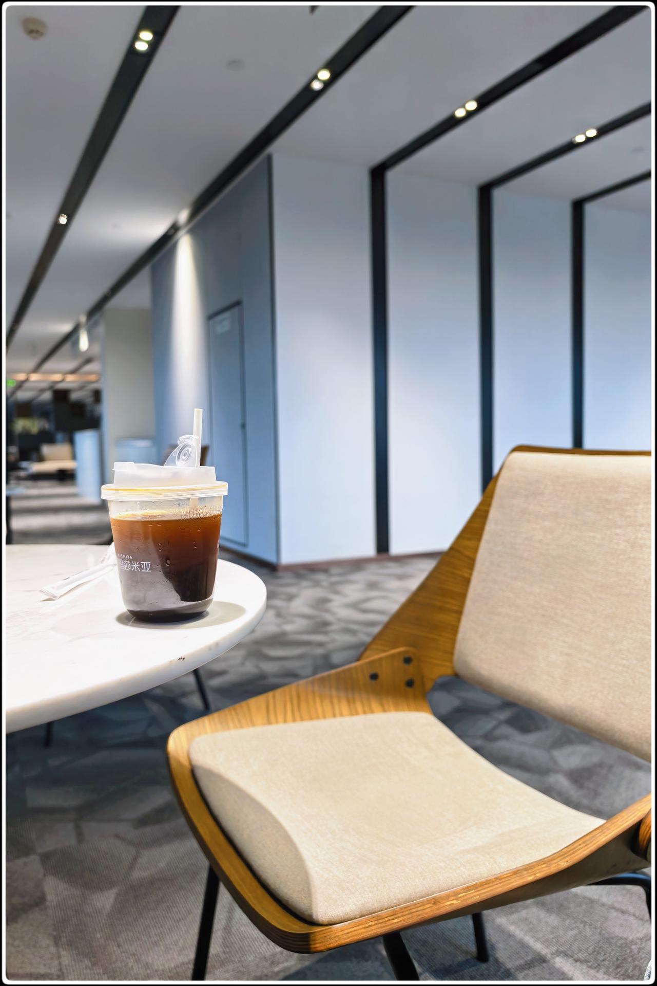 我们周遭的世界充满了“存在物”：山川、河流、你、我、手机、咖啡、宇宙……为什么这