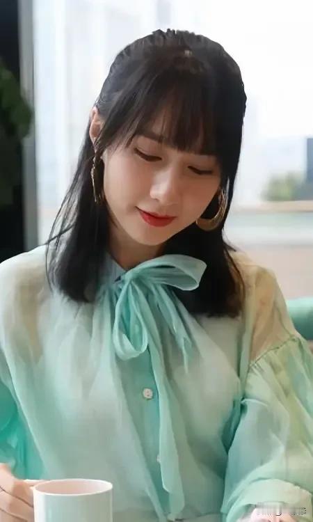 拍戏片场，雷佳音和一个刚出道的女演员对戏，由于女演员紧张，反复拍摄，就是拍不出导