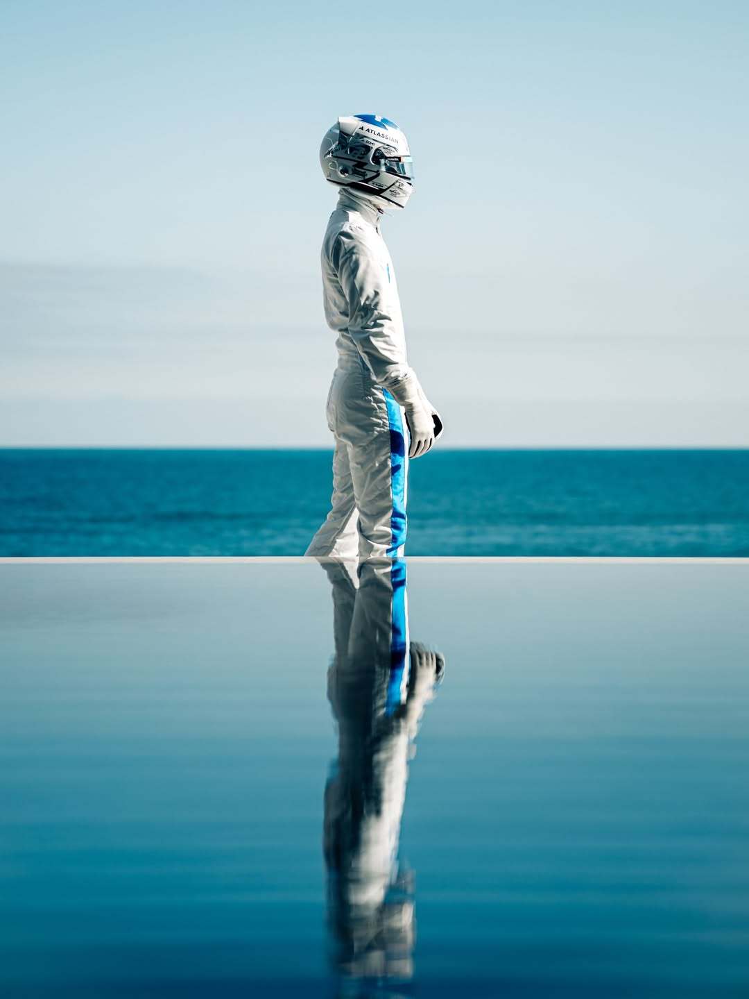 阿尔本发布了新赛季头盔，太好看了吧f1