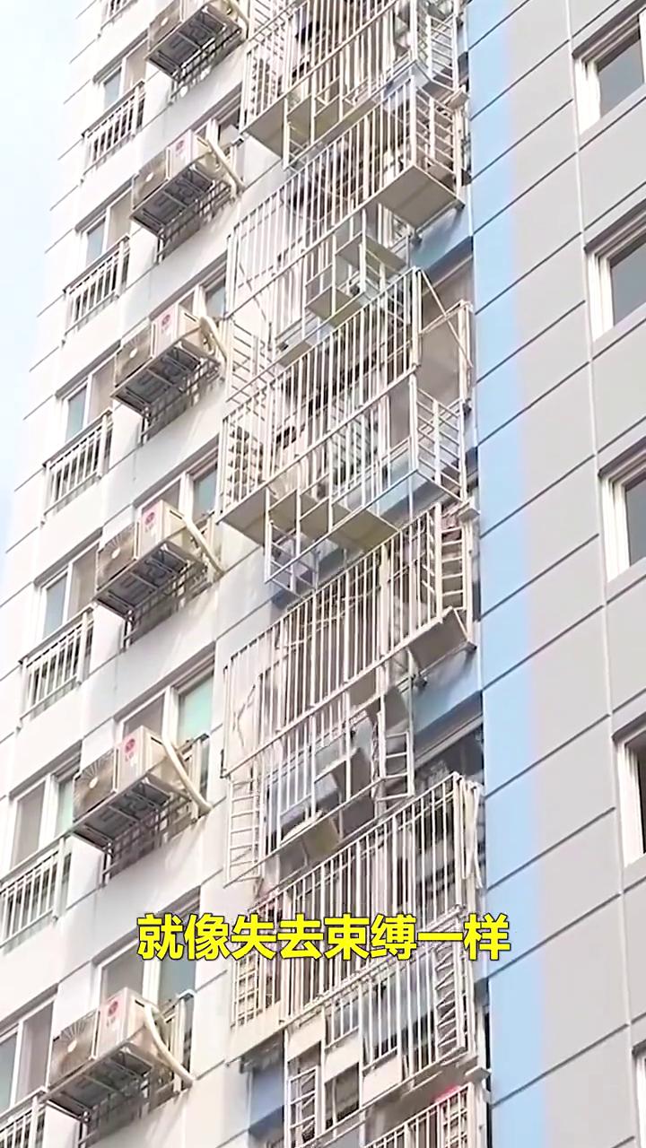 咔嚓一下，大楼外面的窗户就像失去束缚一样，自上而下一连串的砸下来，并顺势向外展开