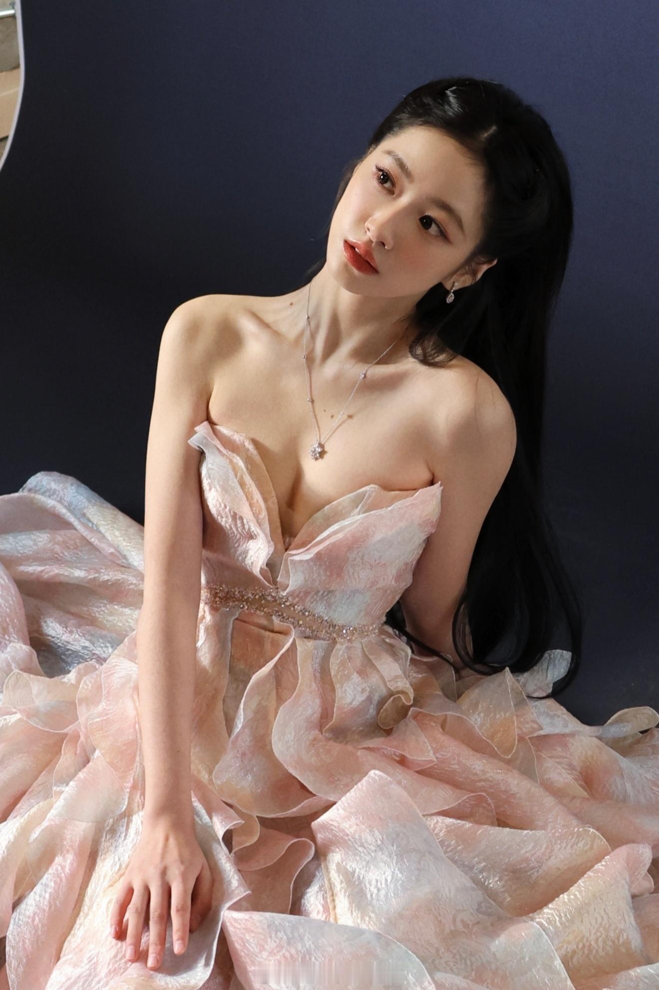 杨肸子微博视界大会红毯造型，好美好标志杨肸子真有聊斋那味儿了 ​​​
