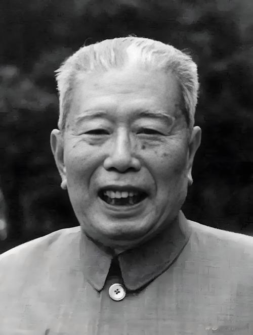 雷锋因公牺牲后，宋任穷质问：雷锋为何没被提干部？吕清一语道破原因。

1962年