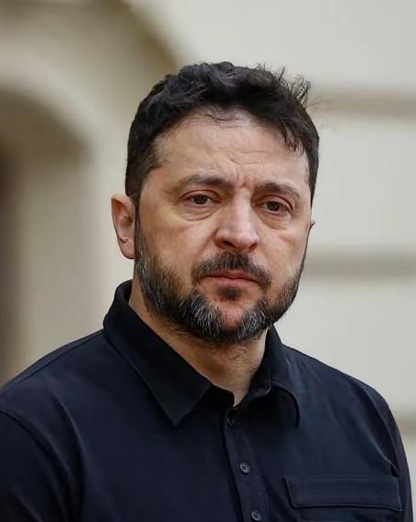 俄乌冲突，现在最尴尬的一定是泽连斯基！
坦白说现在泽连斯基已经里外不是人了，因为