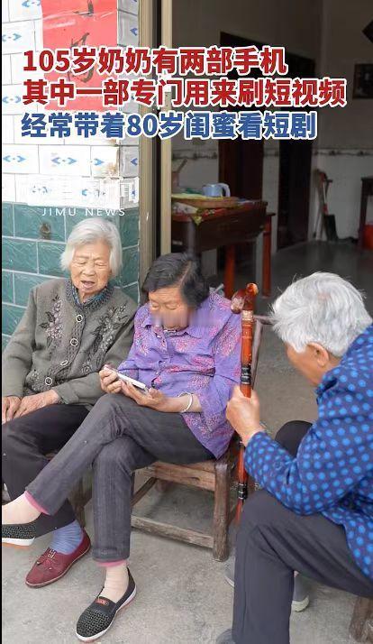 快过年了有人吐槽家里爸妈热心追短剧，而更多人还发现，家里的老年人还用家乡话跟蚂蚁