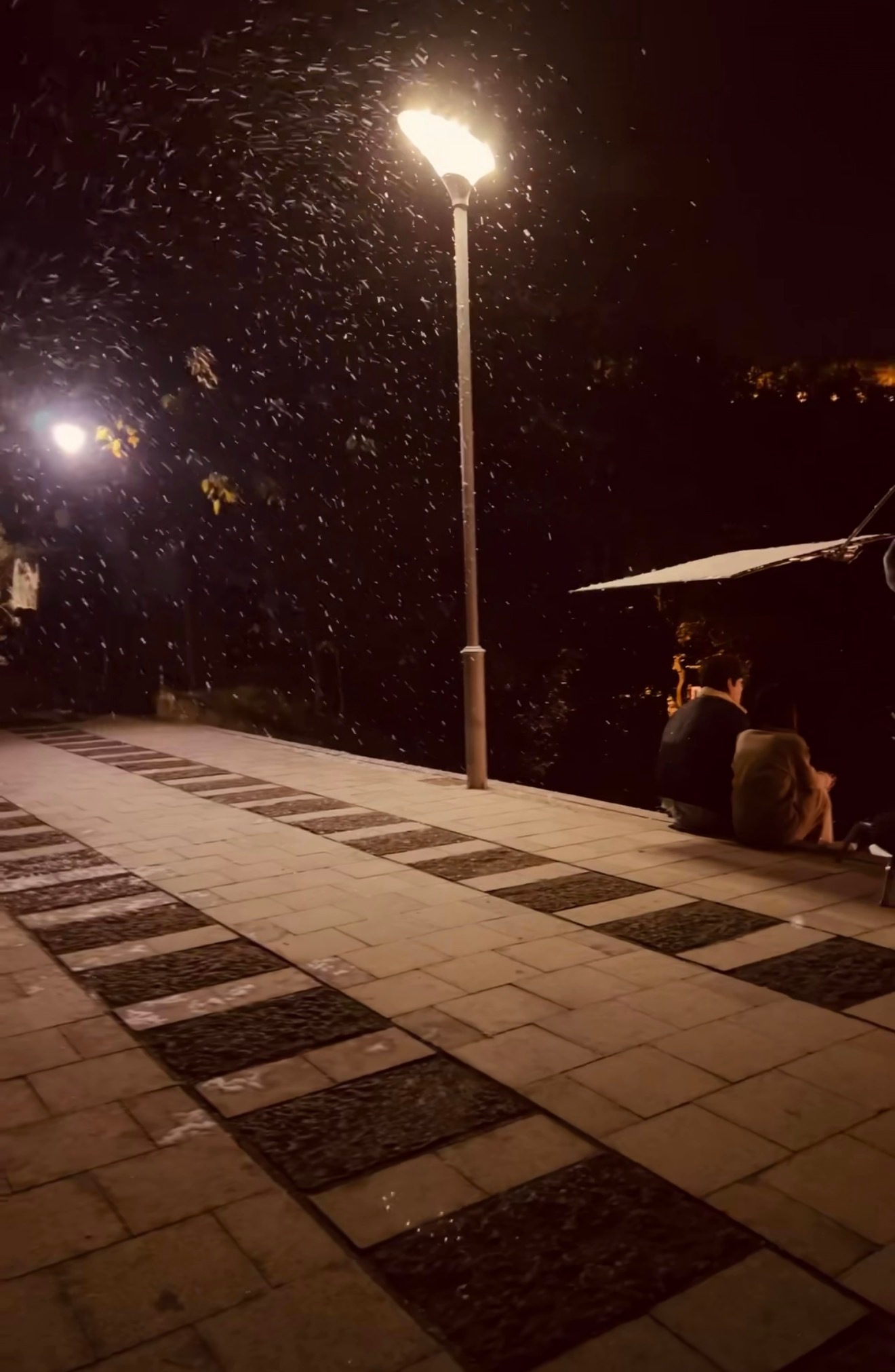 哇网剧校服的裙摆