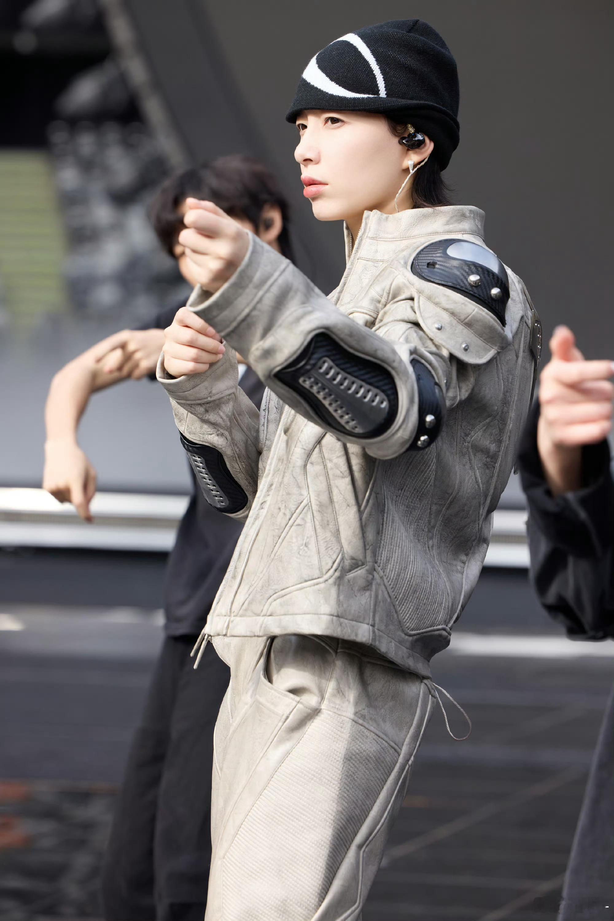 李斯丹妮风格大变在央视舞台的聚光灯下，李斯丹妮的风格突破显得格外耀眼。这不仅是形