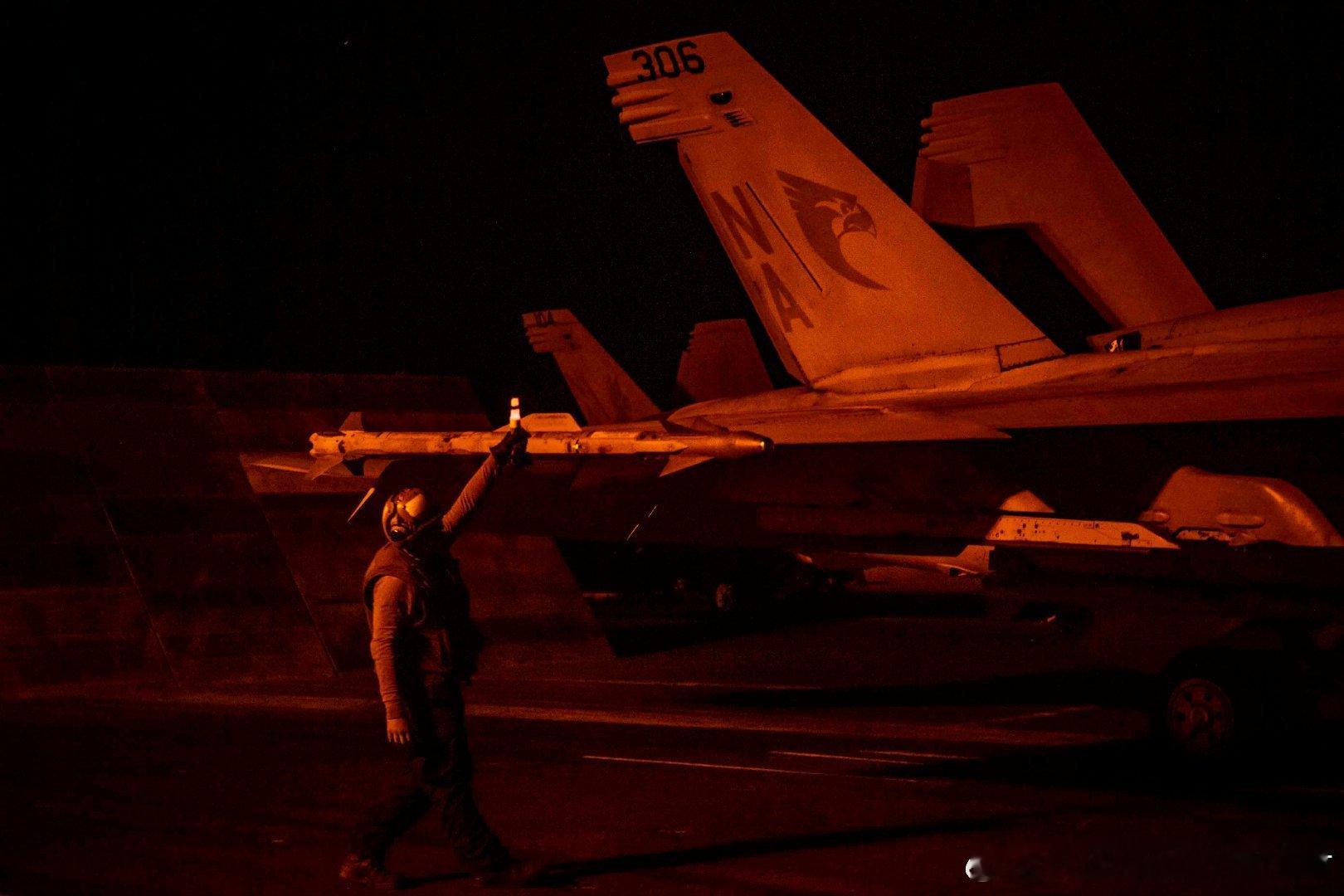USS Nimitz (CVN 68) 在中央司令部行动区 ​​​
