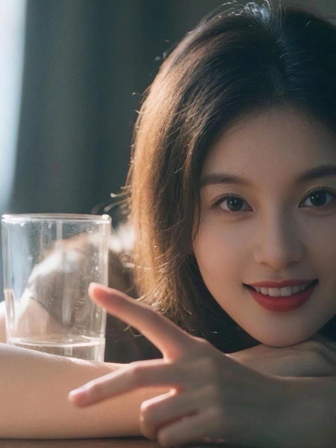 你不必光芒万丈
但请始终温暖有光
你不必倾国倾城
但请自带十里春风