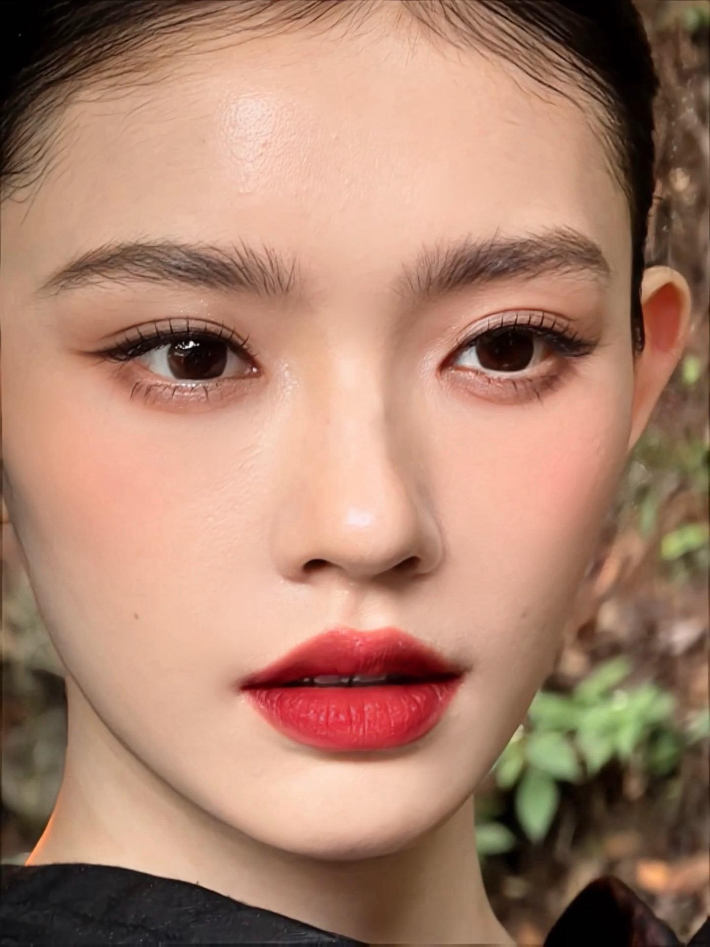 林允水墨画中走出的美人林允撑伞神图有了你是说生图就长这样😇😇😇 
