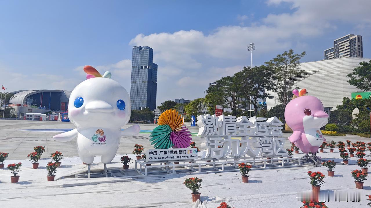 南沙体育馆上新大戏大型大湾鸡，比成年人还高，别说还是挺可爱的，只是被大家说成是白