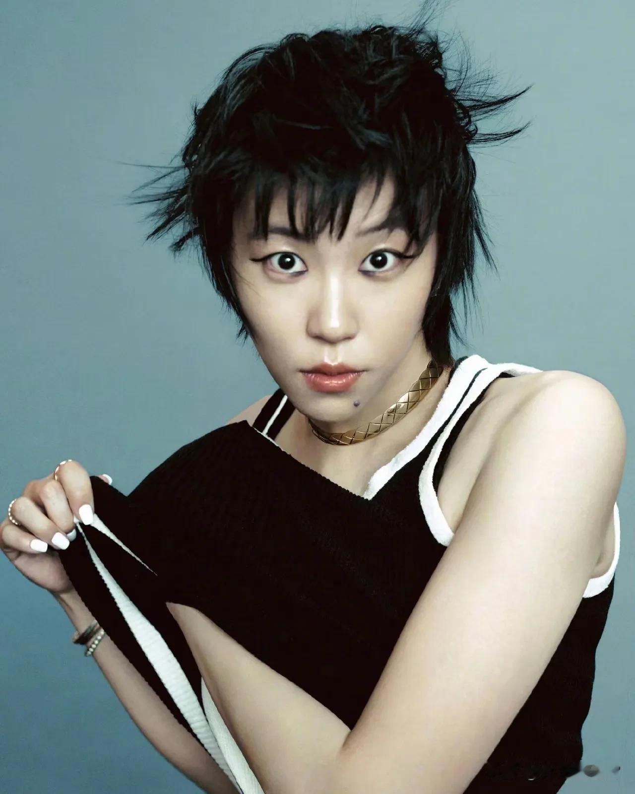 窦靖童为杂志拍的写真。

小窦虽然长得不像王菲，但是，行事风格还是挺像妈妈的，我