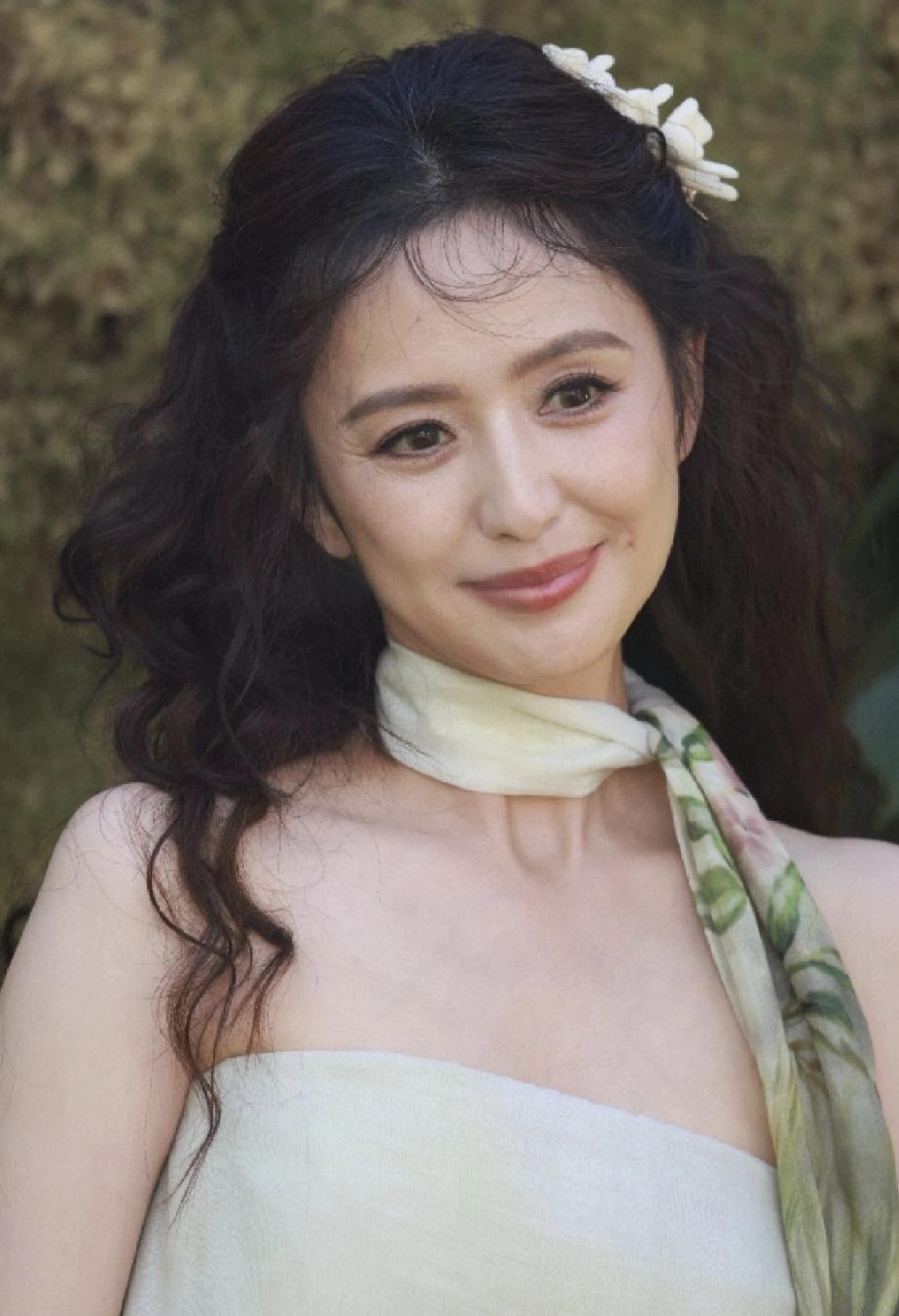 妈呀，
佟丽娅的素颜生图？
简直不敢认！
你说她不美吧，非常好看，
你说她美吧，