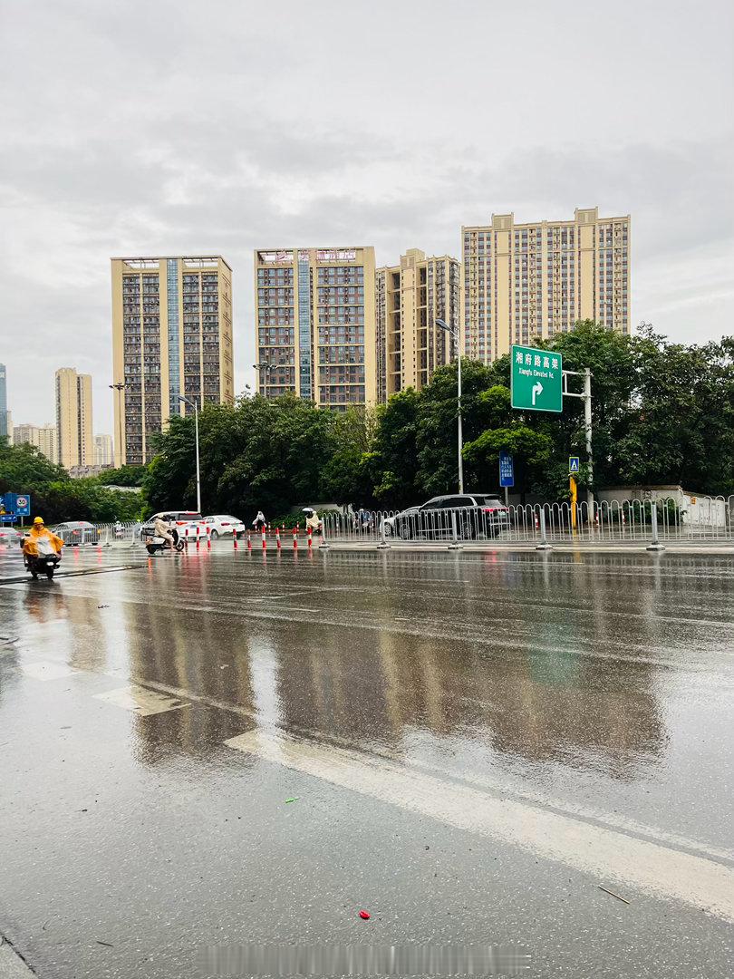 公交车坐反了方向……我在一个路口紧急下车之后要到对面去换乘回去的那一趟等了半天没