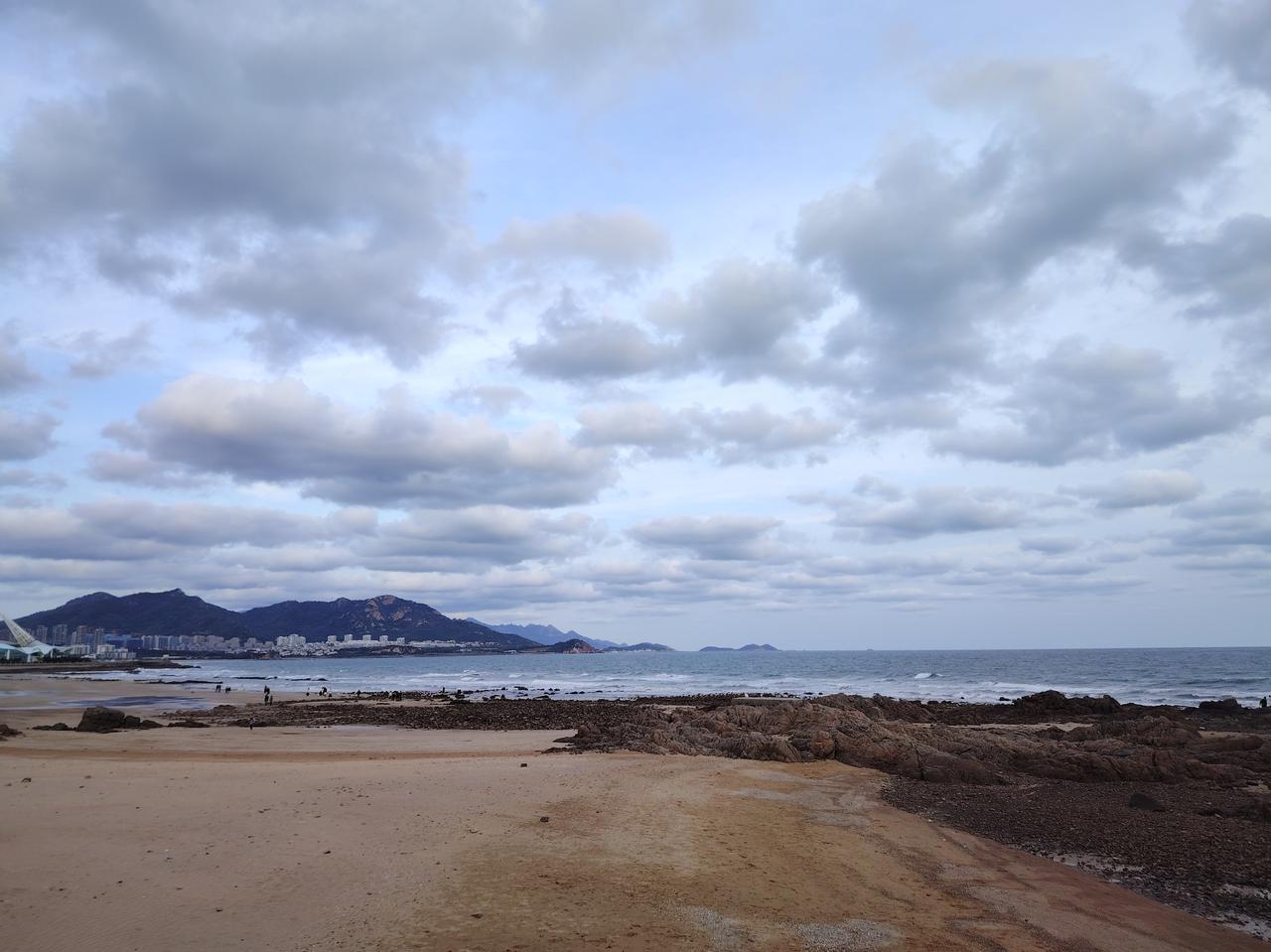 今日青岛有强对流天气，市南区、市北区和李沧区大部分街道和胶州湾海域、市区南部海域