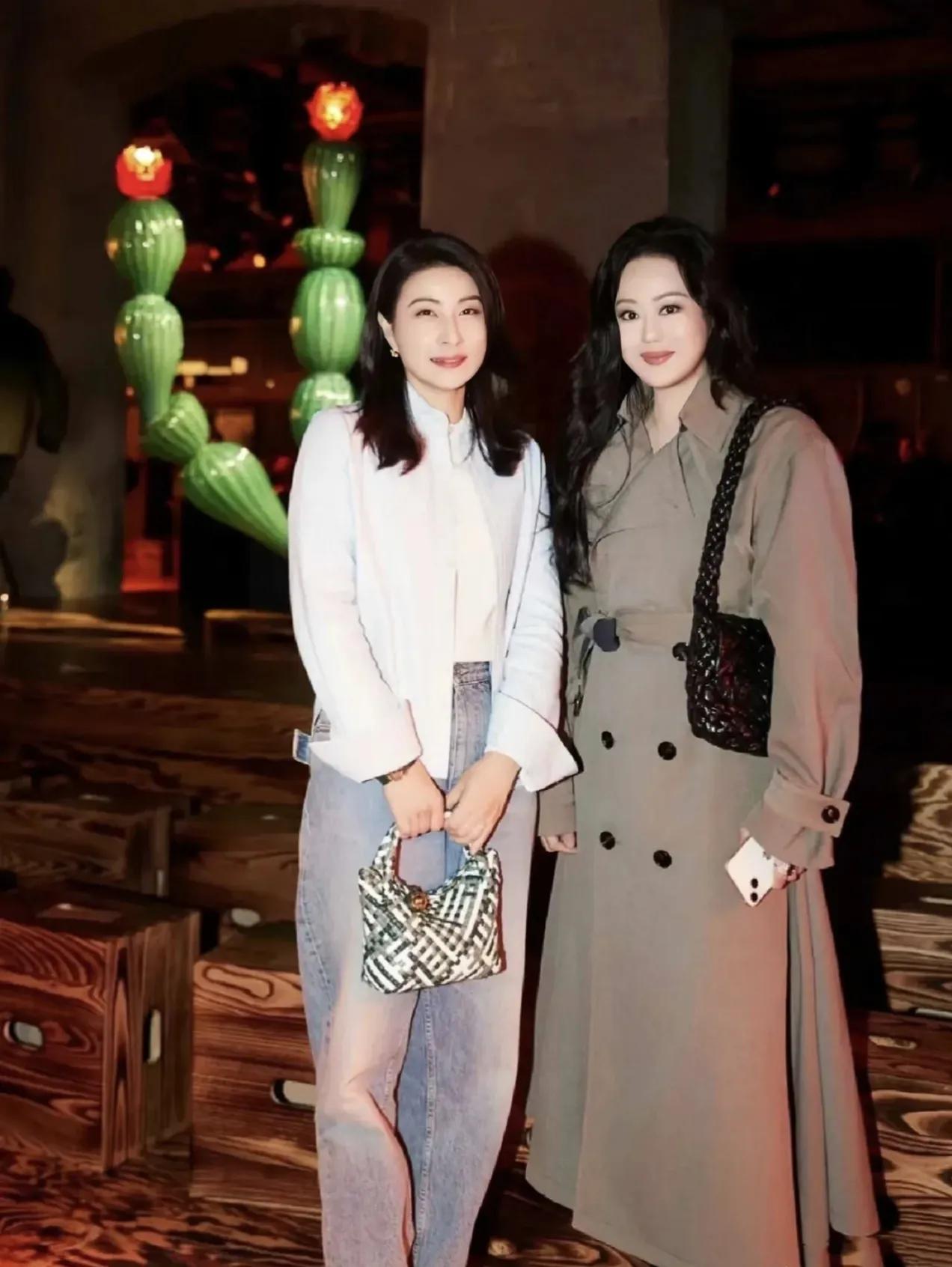 不得不说，郭晶晶是真漂亮，每次与人合影都占优势，但在章小蕙面前还是稍显逊色！[捂