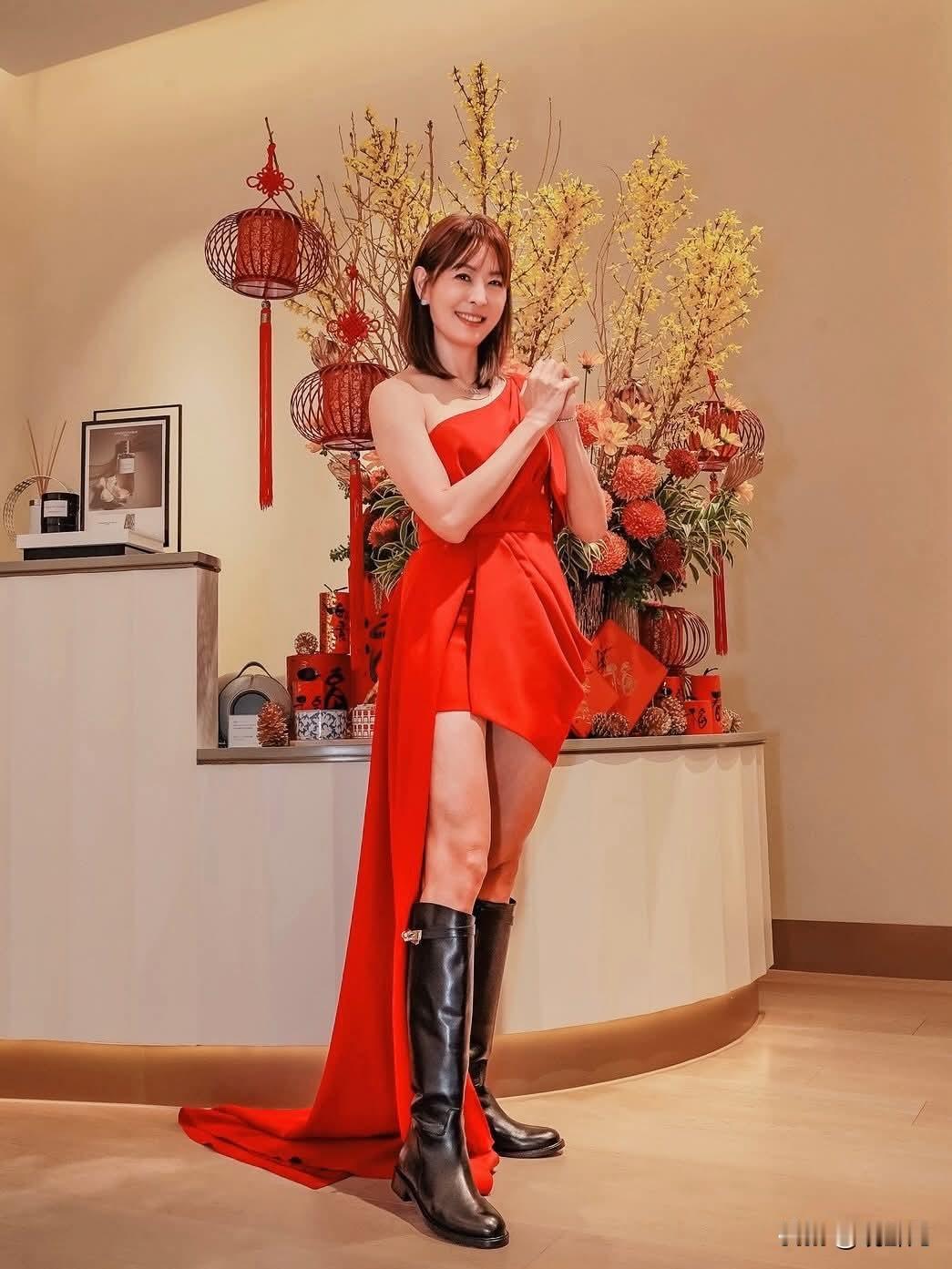 台北101董事长贾永婕：我穿大红色，我们过年，中国人过年的话就是大红色。

贾永