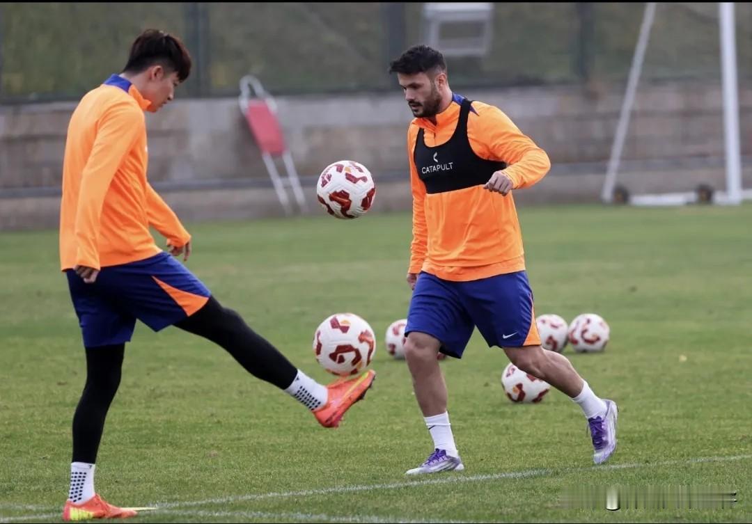 今天下午，山东泰山主场迎战天津津门虎，这也是泰山队本赛季中超最后一个主场赛事。泰